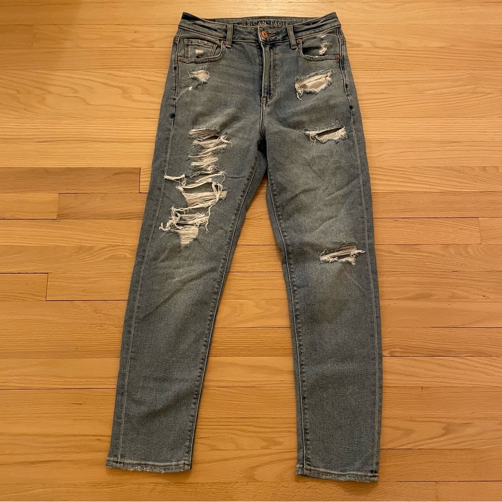 American Eagle light wash Mom Jean Distressed 2